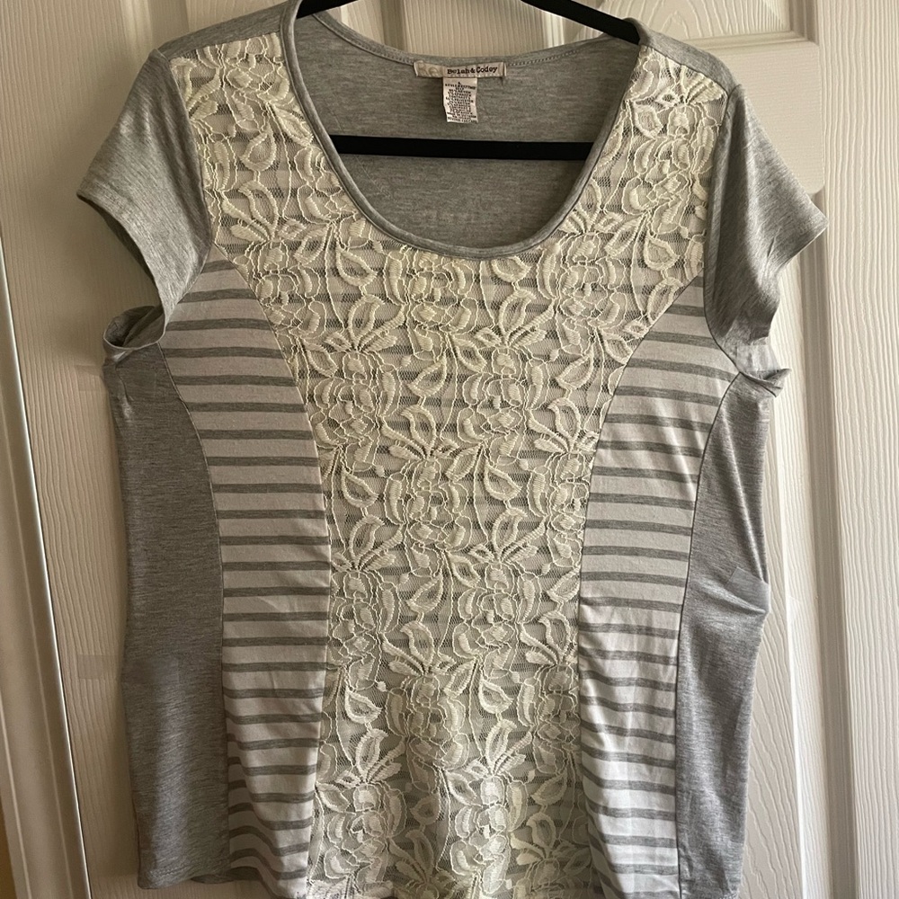 Belay &Codey Gray Tee with Cream Lace overlay Sz L.